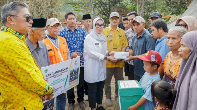Ket: Bupati Barru Andi Ina Kartika Sari bersama Wakilnya, Abustan A. Bintang menyerahkan bantuan ke korban kebakaran
