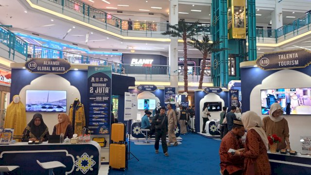Puluhan travel agen khusus umrah dan haji hadir menawarkan paket spesial di Garuda Indonesia Umrah Festival (GUTF) 2025 yang berlangsung di Atrium Mall Ratu Indah (MaRI) Makassar mulai 5 hingga 7 September 2025. (Dok. Chaerani/Republiknews.co.id) 