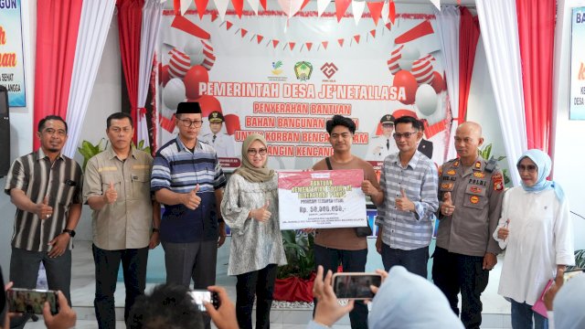 Bupati Gowa, Sitti Husniah Talenrang saat menyerahkan bantuan Kemensos RI secara simbolis kepada Sanggar Seni Kalegowa, di Kantor Desa Jenetallasa, Kecamatan Pallangga, Jumat, (05/09/2025). (Dok. Humas Gowa) 