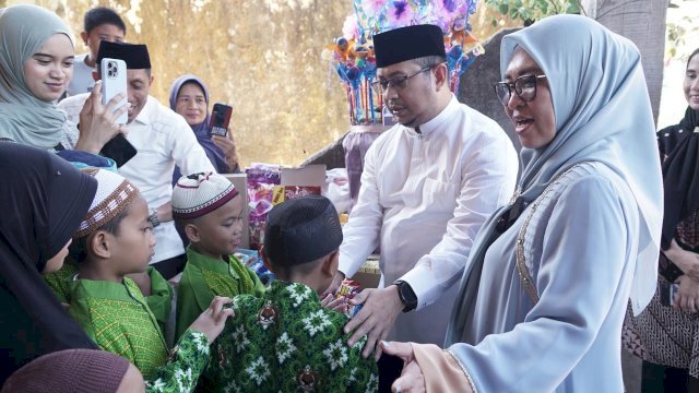 Bupati Gowa bersama Direktur Umum Perumda Air Minum Tirta Jeneberang, Muh Khaerul Aco saat menyalurkan Bakul Maudu di LKSA Rahma Azizah, di Kelurahan Tombolo, Kecamatan Somba Opu, Jumat (05/09/2025). (Dok. Humas Gowa)