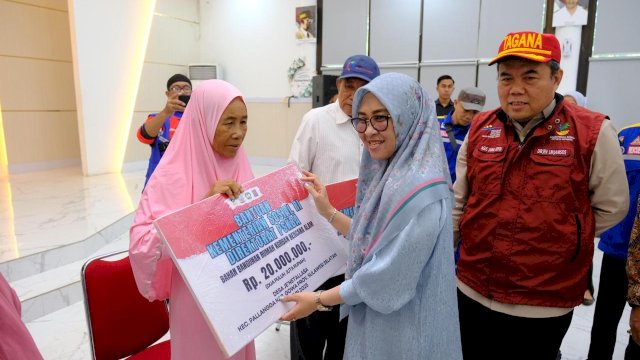 Bupati Gowa, Sitti Husniah Talenrang ikut menyerahkan bantuan dari Kemensos RI bagi warga yang terdampak bencana angin kencang, di Desa Je'netallasa, Kecamatan Pallangga. Bantuan diserahkan di Baruga Tinggimae, Rumah Jabatan Bupati Gowa, Sabtu, (06/09/2025). (Dok. Humas Gowa) 