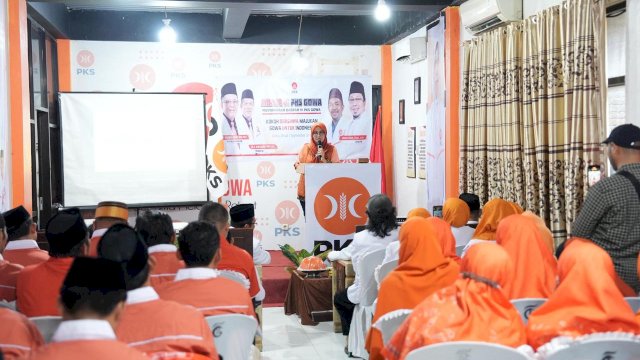 Bupati Gowa, Sitti Husniah Talenrang saat menghadiri Musda VI DPD PKS Gowa, di Sekretariat PKS Gowa, Jalan Poros Malino, Minggu, (07/09/2025). (Dok. Humas Gowa) 