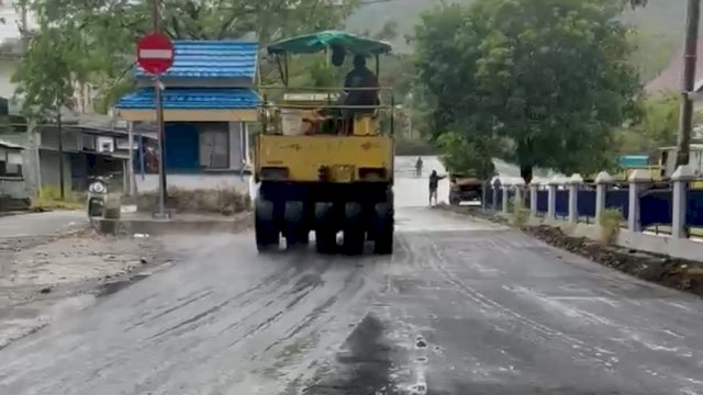 Ket: Pengaspalan Sirkuit Road Race Lumpue Murni Swadaya