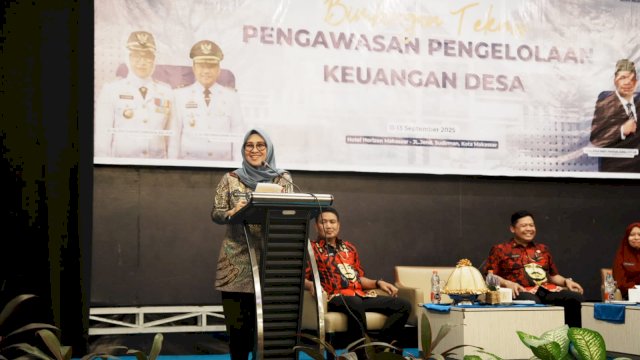 Bupati Gowa, Sitti Husniah Talenrang saat menghadiri Bimtek Pengawasan Pengelolaan Keuangan Desa dan Lingkungan yang digelar Inspektorat Gowa, di Hotel Horison Makassar, kemarin. (Dok. Humas Gowa)