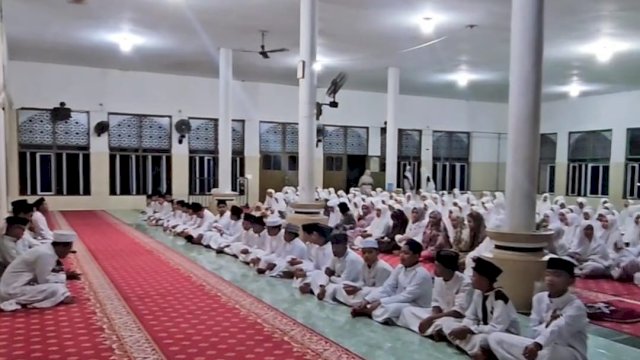 Ket: doa dan pembacaan puisi bertajuk "Kenang di Kening" di Pondok Pesantren DDI Ujung Lare