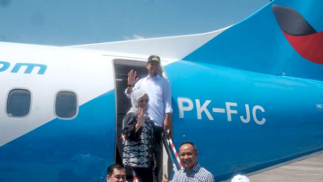 Bupati Gowa Sitti Husniah Talenrang saat mendampingi Gubernur Sulawesi Selatan, Andi Sudirman Sulaiman melakukan Launching Penerbangan Bersubsidi Konektivitas Transportasi di Sulawesi Selatan, kemarin. (Dok. Humas Gowa)