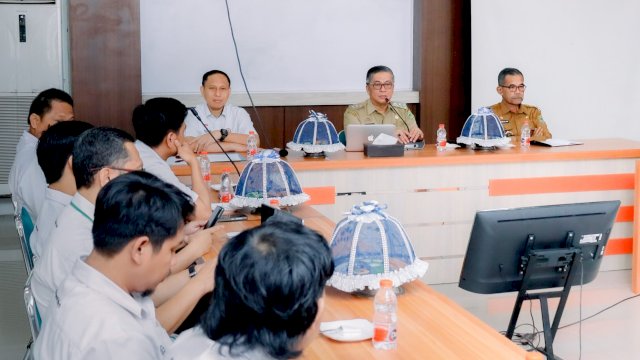 Ket: Wakil Bupati Barru, Abustan A Bintang bersama manajemen PT Semen Tonasa