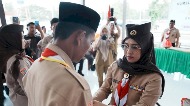Bupati Gowa selaku Ketua Kwarcab Gerakan Pramuka Gowa, Sitti Husniah Talenrang saat menghadiri Kursus Pembina Pramuka Mahir Tingkat Dasar (KMD) Golongan Penegak Kwarcab Gowa, di Bumi Perkemahan H.M. Yasin Limpo, Kecamatan Bajeng, kemarin. (Dok. Humas Gowa) 