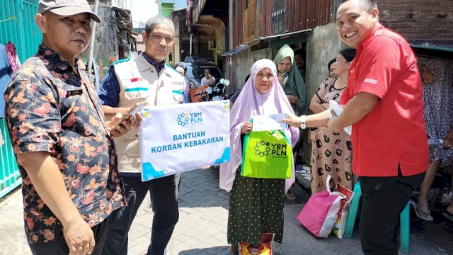 YBM PLN UIP Sulawesi saat menyalurkan paket bantuan kepada korban kebakaran di Kelurahan Rappokalling, Kecamatan Tallo, kemarin. (Dok. Humas PLN UIP Sulawesi)