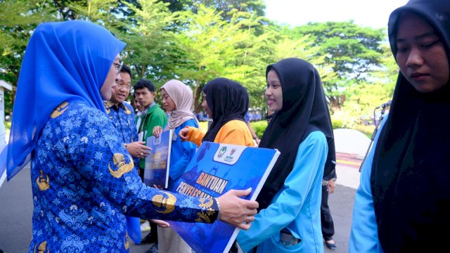 Bupati Gowa Sitti Husniah Talenrang didampingi Wakilnya Darmawangsyah Muin saat memberikan bantuan pendidikan melalui dana infaq ASN yang dikelola Baznas Gowa, di sela-sela Momentum Hari Kesadaran Nasional, di Lapangan Upacara Kantor Bupati Gowa, Rabu, (17/09/2025). (Dok. Humas Gowa) 