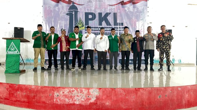 Bupati dan Ketua DPRD Buteng melakukan sesi foto bersama pengurus GP. Ansor.
