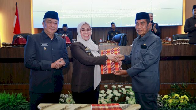 Ket: Bupati Barru Andi Ina Kartika Sari didampingi Wakil Bupati Barru Abustan A. Bintang bersama Ketua DPRD Barru Syamsuddin Muhiddin