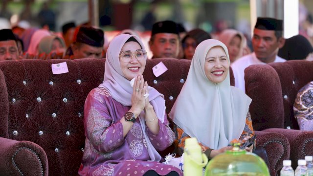 Ket: Bupati Barru, Andi Ina Kartika Sari (baju ungu)