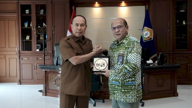General Manager PLN UIP Sulawesi, Wisnu Kuntjoro Adi (kanan) dalam pertemuannya bersama Gubernur Sulawesi Tenggara, Mayjen TNI (Purn) Andi Sumangerukka, di Kantor Gubernur Sultra, Senin, (22/09/2025). (Dok. Humas PLN UIP Sulawesi) 