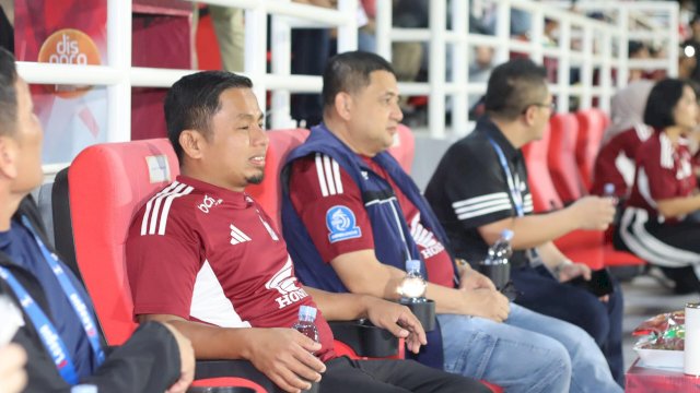 Ket: Wali Kota Parepare, Tasming Hamdi menyaksikan pertandingan PMS vs Persija