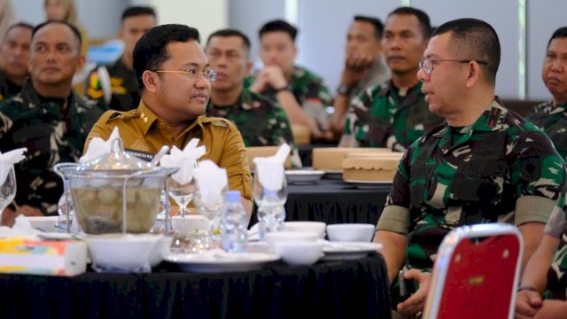 Wakil Bupati Gowa, Darmawangsyah Muin saat menerima kunjungan kerja Komandan Korem 141/Toddopuli, Brigjen TNI Andre Clift Rumbayan, di Baruga Tinggimae, Rumah Jabatan Bupati Gowa, Senin, (22/09/2025). (Dok. Humas Gowa) 