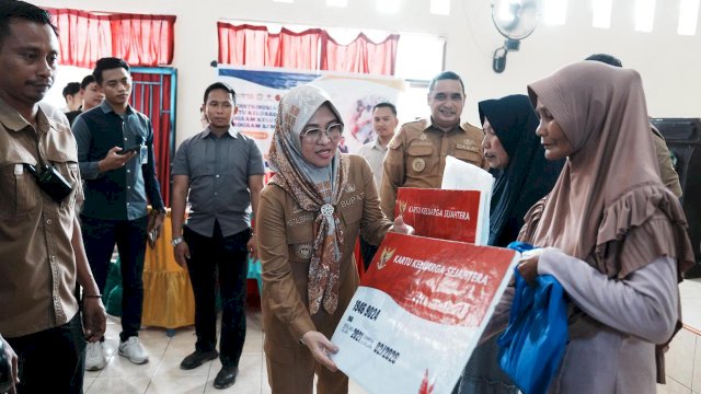 Bupati Gowa, Sitti Husniah Talenrang saat mendistribusikan secara simbolik KKS PKH dan bantuan sembako kepada warga yang menjangkau lima kecamatan, Selasa, (23/09/2025). (Dok. Humas Gowa) 