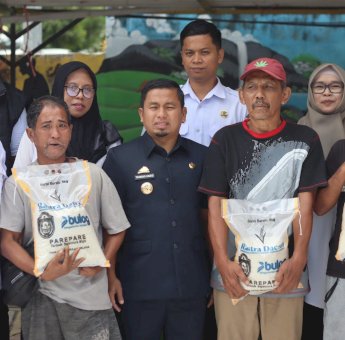 Tasming Hamid Salurkan Bantuan Rastra untuk 2.202 Keluarga Penerima Manfaat