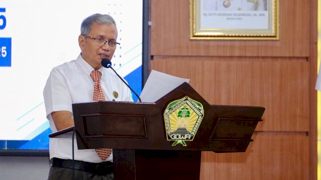 Kepala Dinas Kominfo-SP Kabupaten Gowa, Arifuddin Saeni, dalam Sosialisasi Pengelolaan Data Statistik Sektoral Tahun 2025 yang dilaksanakan oleh Bidang Statistik Kominfo-SP, di Baruga Karaeng Galesong, Kantor Bupati Gowa, kemarin. (Dok. Humas Gowa) 