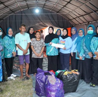 Ketua TP PKK Parepare, dr. Andi Arfiah Tasming, Salurkan Bantuan untuk Korban Kebakaran di Soreang