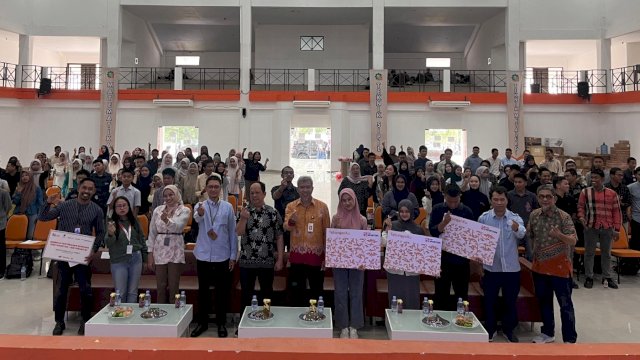 OJK Sulselbar saat menggelar edukasi keuangan di Institut Teknologi BJ. Habibie Parepare, kemarin. (Dok. OJK Sulselbar)