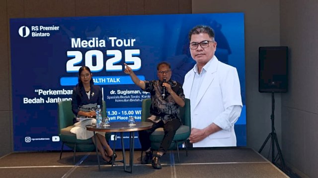 Spesialis Bedah Thoracic, Cardiac and Vascular sekaligus Konsultan Bedah Jantung Dewasa RS Premier Bintaro, dr Sugisman (kanan) dan Marketing Manager RS Premier Bintaro, Chintami Handayani Passat, dalam Media Tour 2025 RS Premier Bintaro, di Hyatt Place Makassar, Sabtu, (27/09/2025). (Dok. Chaerani/Republiknews.co.id)