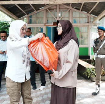 Pembagian Seragam Gratis Hati Damai Sasar Siswa SD dan SMP di Malino
