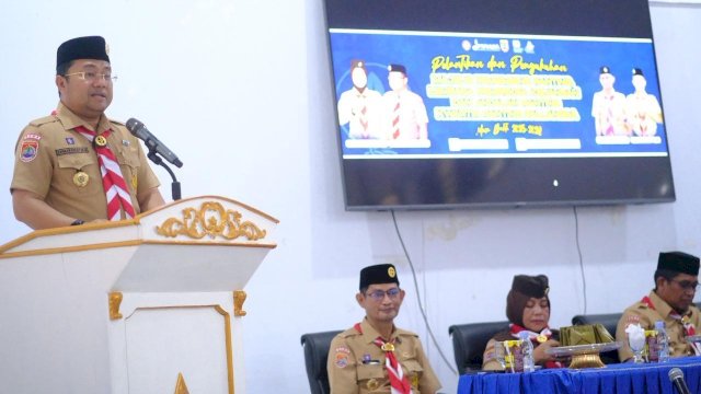 Wakil Bupati Gowa yang juga Wakil Ketua Kwartir Cabang (Kwarcab) Gerakan Pramuka Gowa, Darmawangsyah Muin, saat menghadiri Pelantikan Ketua Majelis Pembimbing Ranting (Mabiran) dan Ketua Kwartir Ranting (Kwarran) Gerakan Pramuka Kecamatan Pallangga, Senin (29/09/2025). (Dok. Humas Gowa) 