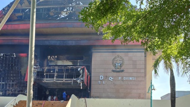 Bagian depan gedung kantor DPRD Sulsel yang dibakar massa aksi demonstrasi pada pada Jumat (29/8/2025) malam hingga Sabtu (30/8/2025) dini hari. (Foto: Istimewa)