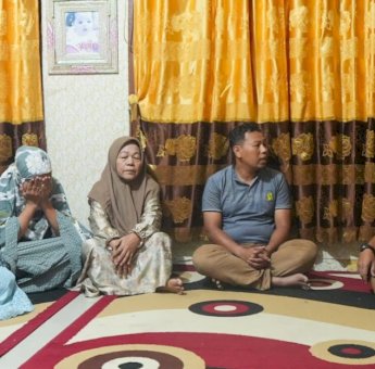 Kunjungi Rumah Duka Abay, Gubernur Sulsel Berikan Bantuan dan Dukungan Moril untuk Keluarga