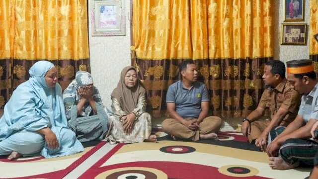 Gubernur Sulsel, Andi Sudirman Sulaiman saat mengunjungi kediaman almarhum Muhammad Akbar Basri atau Abay, Selasa (2/9/2025). (Foto: Istimewa)