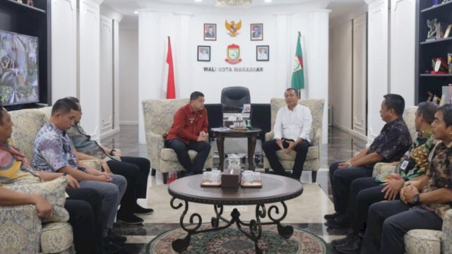 Kepala Pusat Strategis Kebijakan Digitalisasi dan Inovasi Daerah Kemendagri, Akbar Ali saat bertemu Wali Kota Makassar, Munafri Arifuddin di Kantor Balai Kota Makassar, Kamis (4/9/2025). (Foto: Istimewa)