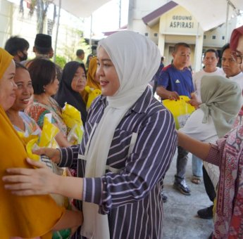 Terdampak Insiden Kebakaran, Warga Sekitar DPRD Sulsel Terima Bantuan Sembako dari Dewan dan Wagub