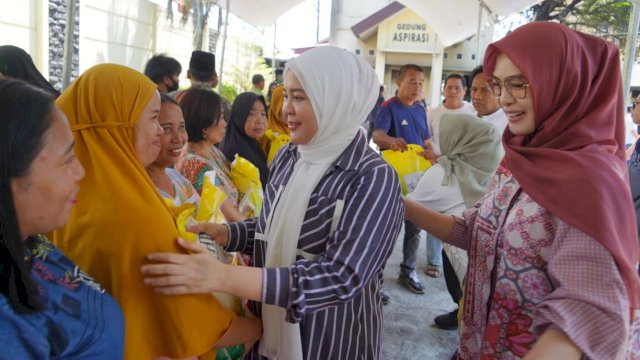 Pimpinan DPRD Sulsel dan Wagub Sulsel, Fatmawati Rusdi membagikan bantuan sembako untuk warga sekitar DPRD Sulsel yang terdampak insiden kebakaran gedung, Jumat (5/9/2025). (Foto: Istimewa)