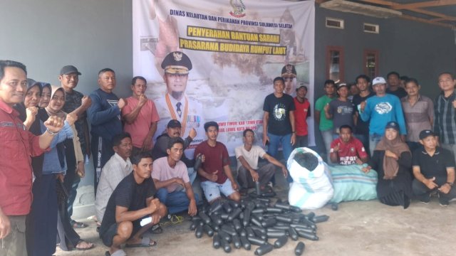 Pemprov Sulsel memperkuat pertumbuhan ekonomi biru berkelanjutan melalui program bantuan bibit rumput laut bagi petani pembudidaya di wilayah pesisir Luwu Raya. (Foto: Istimewa)