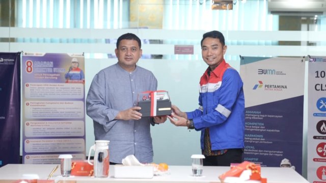 Wali Kota Makassar, Munafri Arifuddin menandatangani MoU bersama Integrated Manager Terminal Makassar terkait pengembangan Program Ecoeduwisata Mangrove di Kantor PT Pertamina Patra Maga Integrated Terminal Makassar, Minggu (7/9/2025). (Foto: Istimewa)