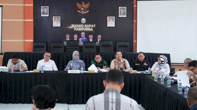 Banggar DPRD Provinsi Sulawesi Selatan saat melaksanakan rapat maraton hingga larut malam, Selasa (9/9/2025). (Foto: Istimewa)