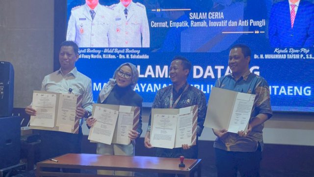 Huadi Group melalui Huadi Bantaeng Industry Park (HBIP) menandatangani nota kesepahaman (MoU) dengan BRIN, Perseroda Bantaeng, serta Perseroda Sulawesi Selatan guna mencari solusi berkelanjutan di Kawasan Industri Bantaeng (KIBA). (Foto: Istimewa)