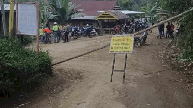 Ket: Pemalangan Jalan di Rante Balla