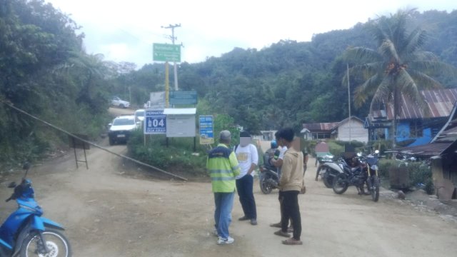 Ket: Pemalangan Jalan di Rante Balla
