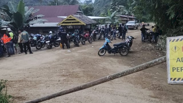 Ket: Pemalangan Jalan di Rante Balla