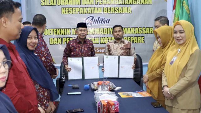 Ket: Wali Kota Parepare Tasming Hamid bersama Direktur Politeknik Muhammadiyah Makassar, Prof. K.H. Mustari Bosra