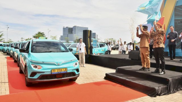 Gubernur Sulsel, Andi Sudirman Sulaiman saat meresmikan peluncuran Green SM Taksi atau mobil transportasi listrik modern di Kawasan CPI Makassar, Senin (15/9/2025). (Foto: Istimewa)