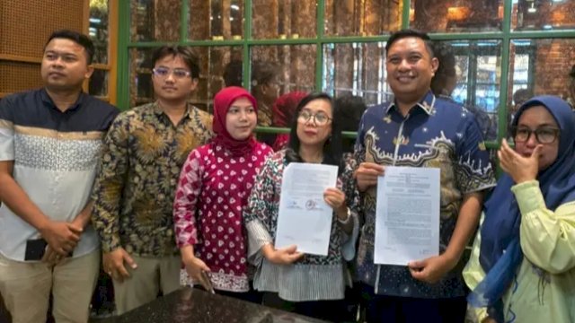 Penandatanganan kesepakatan antara Sekretariat DPRD Makassar dan pihak Perumnas terkait penggunaan kantor sementara yang diteken pada Jumat (12/9/2025). (Foto: Istimewa)