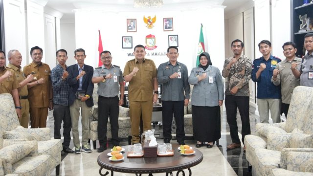 Rombongan Kanwil Kemenkum Sulsel saat melakukan silaturahmi bersama Wali Kota Makassar, Munafri Arifuddin di Kantor Balai Kota Makassar, Selasa (16/9/2025). (Foto: Istimewa)