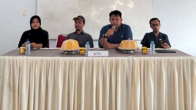 Ketua Divisi Sosialisasi Pendidikan Pemilih, Partisipasi Masyarakat dan SDM KPU Soppeng, Lanyala Soewarno saat mendampingi pelaksanaan debat calon Ketua OSIS di SMA Negeri 1 Soppeng, Rabu (17/9/2025). (Foto: Istimewa)