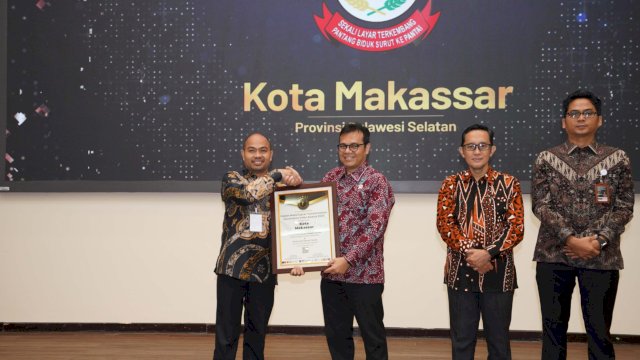 Kepala Dinas Kominfo Kota Makassar, Mohammad Roem saat menerima penghargaan di ajang Gajah Mada Digital Transformation Governance Index (GM-DTGI) Awards 2025 di Sleman, Yogyakarta, Kamis (18/9/2025). (Foto: Istimewa)