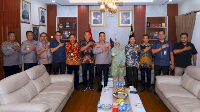 Bawaslu Sulawesi Selatan melaksanakan audiensi dengan Kepolisian Daerah Sulawesi Selatan di Ruang Tamu Pa’rimpungan Toana Bharadaksa, Mapolda Sulsel, Jumat (19/9/2025). (Foto: Istimewa)