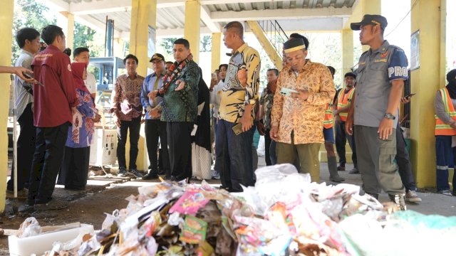 Wali Kota Makassar, Munafri Arifuddin saat meninjau langsung TPS 3R di Kelurahan Barrang Lompo, Kecamatan Kepulauan Sangkarrang, Makassar, Jumat (19/9/2025). (Foto: Istimewa)