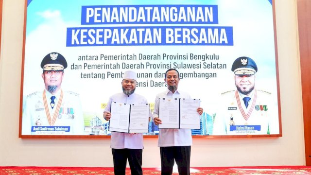 Gubernur Sulsel, Andi Sudirman Sulaiman dan Gubernur Bengkulu, Helmi Hasan menandatangani kesepakatan bersama terkait kerjasama pengembangan potensi daerah, Rabu (17/9/2025). (Foto: Istimewa)